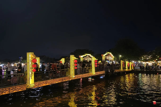 2023年12月31日会安古街迎来大量游客。（图片来源：sggp.org.vn）