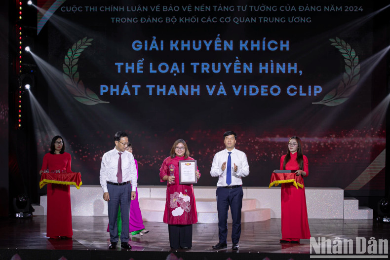 《人民报》作者小组荣获电视类鼓励奖。 《人民报》作者小组荣获电视类鼓励奖。