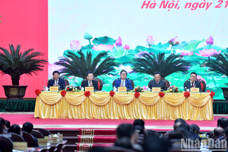 各位代表共同主持会议。 各位代表共同主持会议。