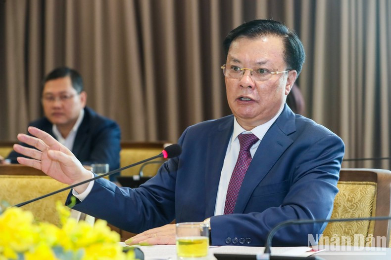 河内市市委书记丁进勇在会见中发表讲话。