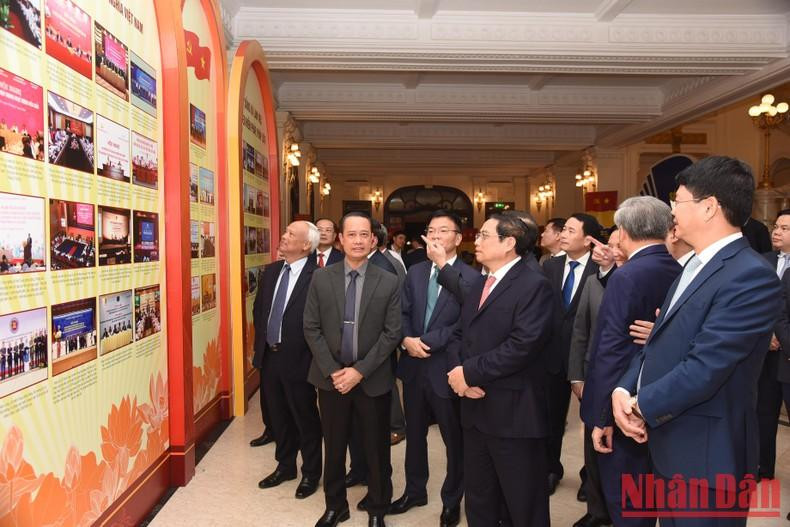 范明正总理和党、国家领导参观图展品。 范明正总理和党、国家领导参观图展品。