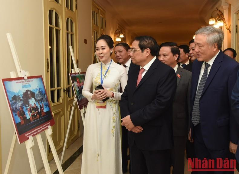范明正总理和党、国家领导参观图片展。 范明正总理和党、国家领导参观图片展。