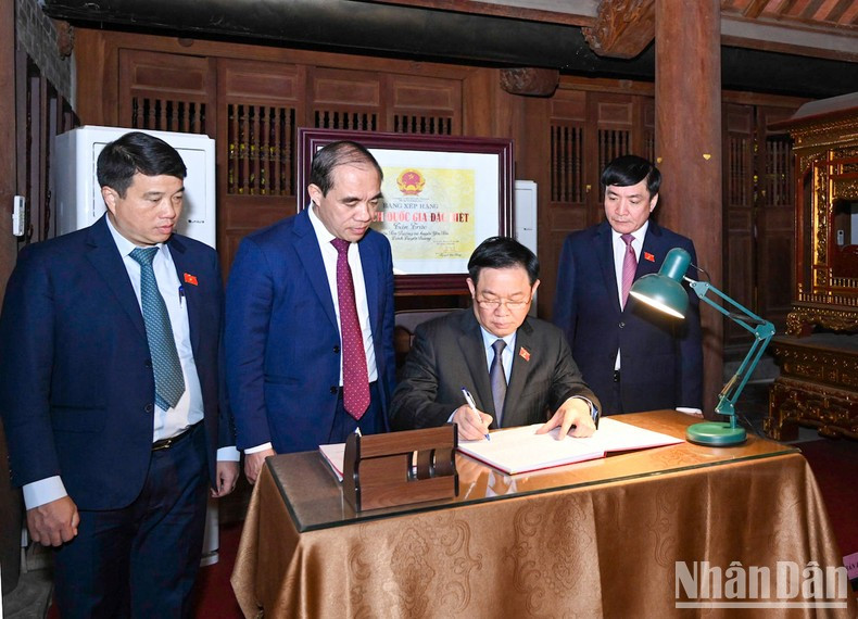 国会主席王廷惠在革命老前辈纪念区留言簿上题词。