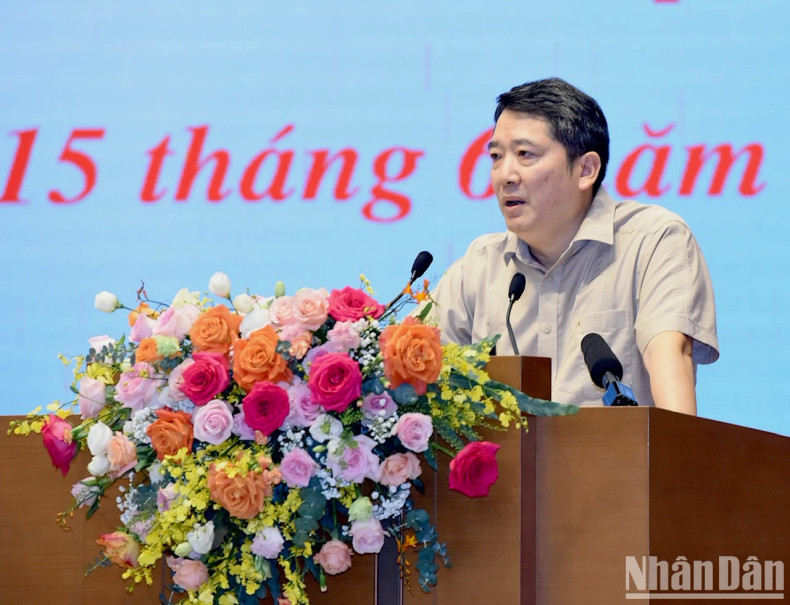 财政部副部长高英俊发表讲话。 财政部副部长高英俊发表讲话。