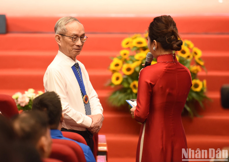 玛丽·居里学校理事会主席阮春康老师在活动上交流。 玛丽·居里学校理事会主席阮春康老师在活动上交流。