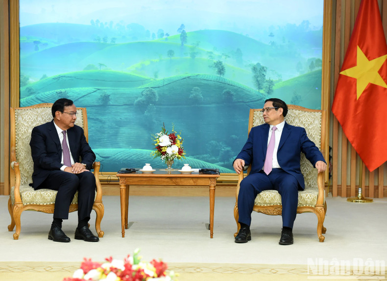 越南政府总理范明正会见柬埔寨人民党中央外委会主席布拉索昆。