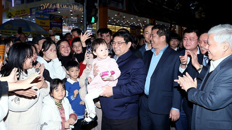 高平省人民欢迎范明正总理。 高平省人民欢迎范明正总理。