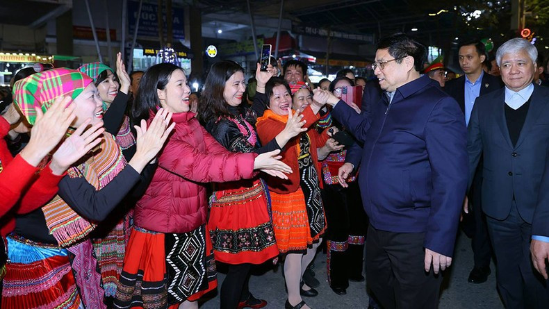 范明正总理和高平省民族同胞。 范明正总理和高平省民族同胞。