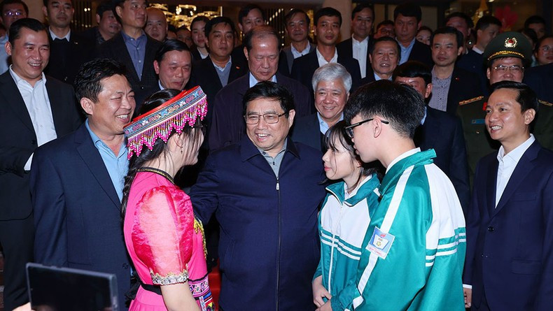 范明正总理和高平省民族同胞。 范明正总理和高平省民族同胞。