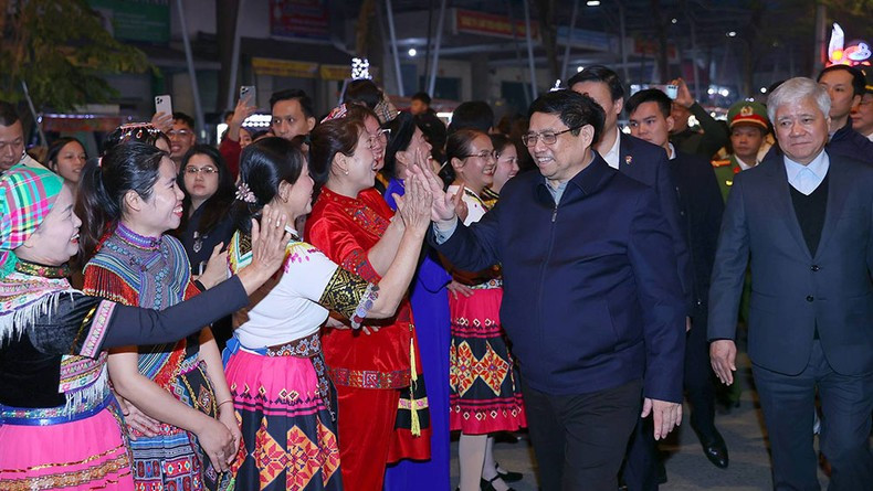 范明正总理和高平省民族同胞。 范明正总理和高平省民族同胞。