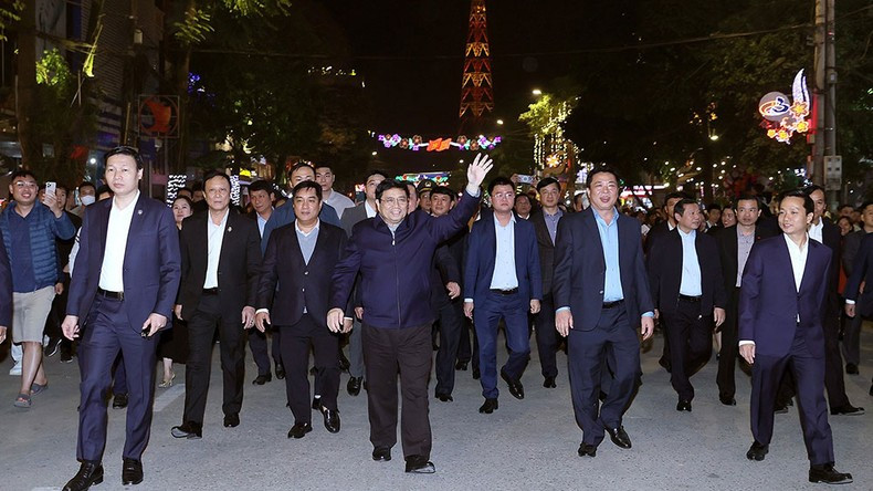 范明正总理参观高平省金童步行街空间。 范明正总理参观高平省金童步行街空间。