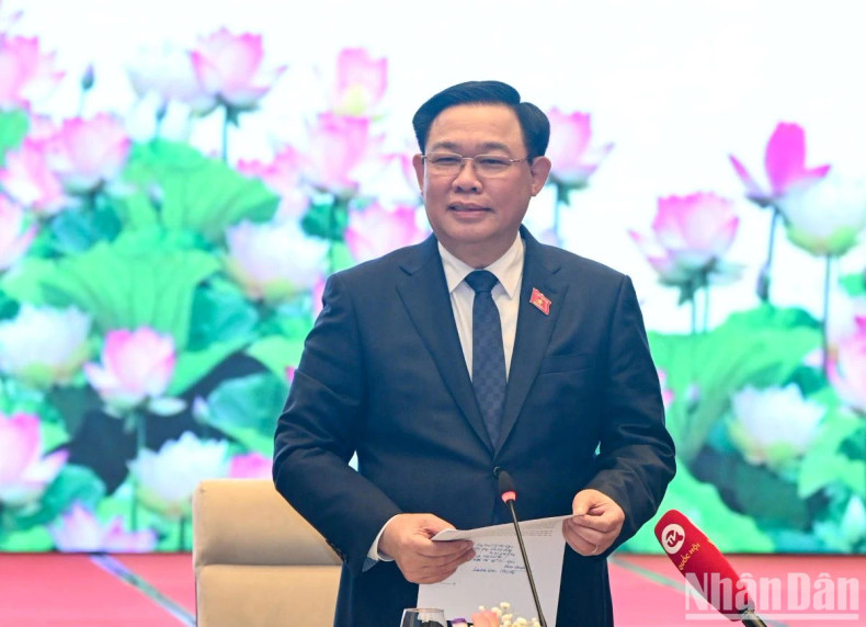 国会主席王廷惠发表讲话。 国会主席王廷惠发表讲话。