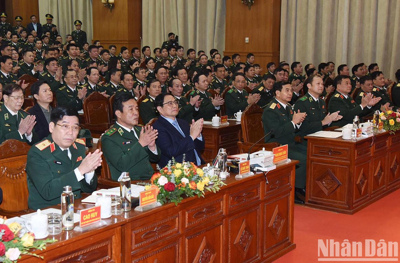 越南政府总理范明正视察边防部队司令部。 越南政府总理范明正视察边防部队司令部。