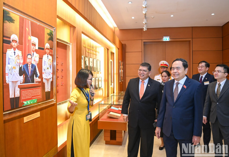 马来西亚国会下议院议长佐哈里·阿卜杜勒一行参观越南国会陈列室。