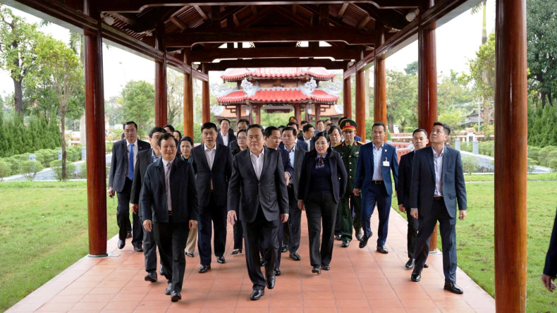 国会主席陈青敏一行参观黎德英大将文化馆和图书馆。