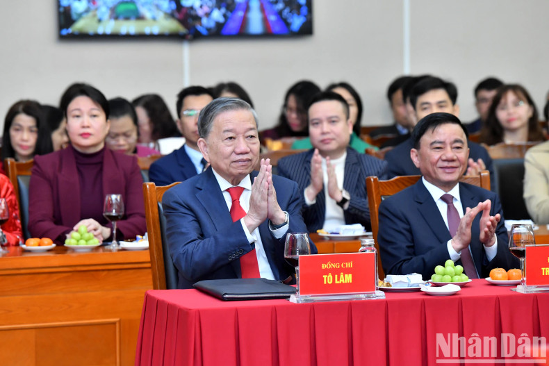 苏林总书记和越共中央书记处常务书记陈锦绣出席见面会。