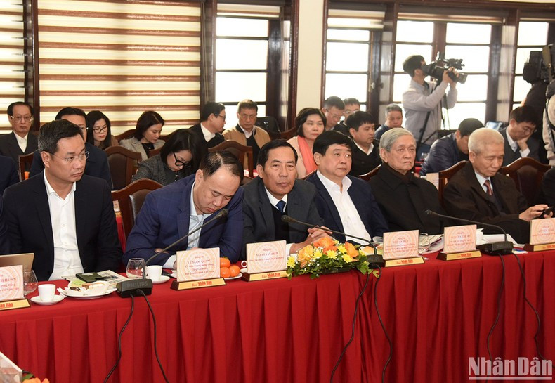 新闻媒体机构领导和各位代表出席活动。