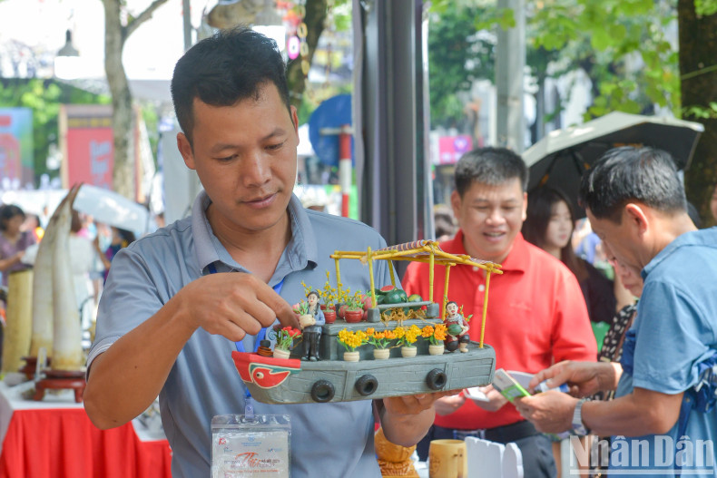 面塑艺术家邓文厚表示:“此次活动,我带来了许多作品,特别是有些作品已在国外展出过并获得了奖项”。 面塑艺术家邓文厚表示:“此次活动,我带来了许多作品,特别是有些作品已在国外展出过并获得了奖项”。
