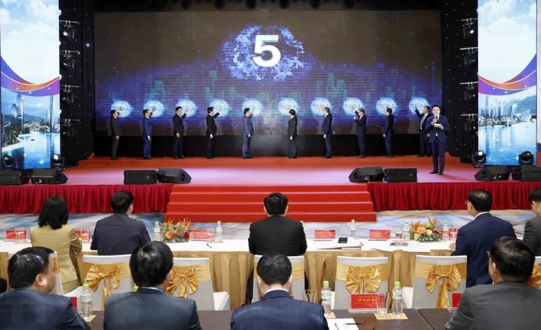 各位代表按下按钮宣布批准“到2045年甘林新城区总体规划”。