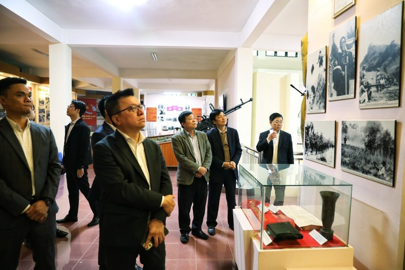 黎国明同志参观第325师传统室。