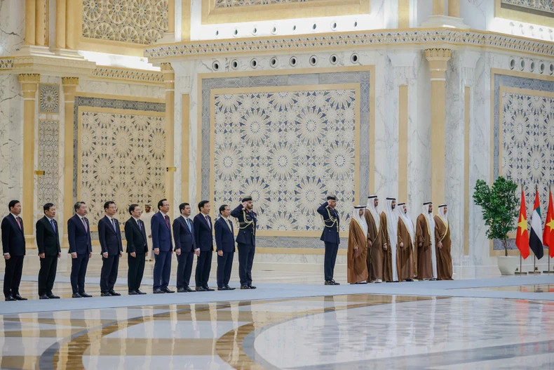 越南和阿联酋官员出席欢迎仪式。 越南和阿联酋官员出席欢迎仪式。