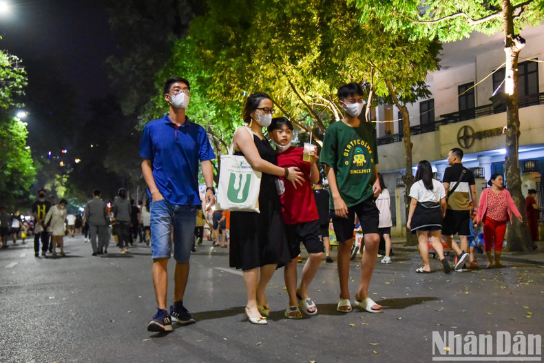 许多家庭在还剑湖地区步行空间散步、参加各项活动。 许多家庭在还剑湖地区步行空间散步、参加各项活动。