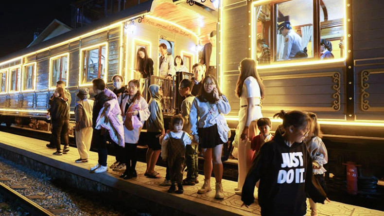 越来越多的游客选择乘坐火车出行。 越来越多的游客选择乘坐火车出行。