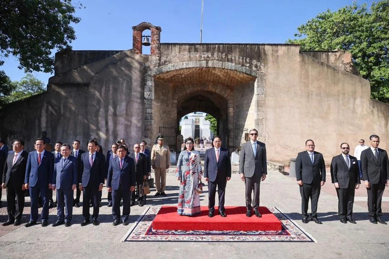 范明正总理和夫人以及多米尼加官员在多米尼加立国领导纪念区。