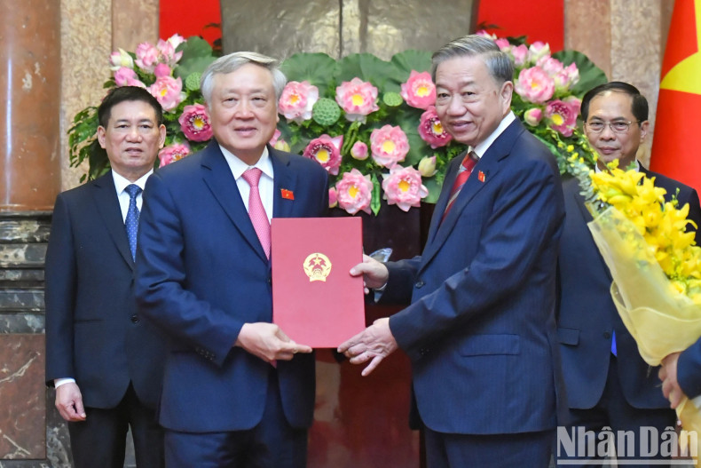 越共中央总书记、国家主席苏林向阮和平同志授予副总理任命决定书。 越共中央总书记、国家主席苏林向阮和平同志授予副总理任命决定书。