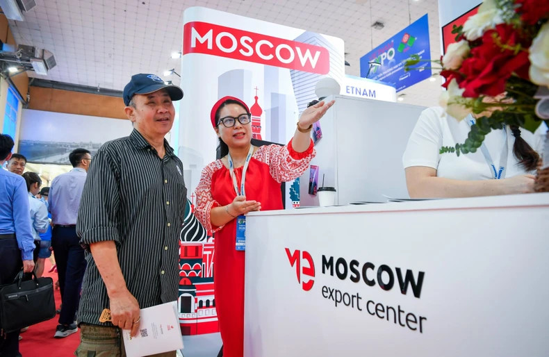 人们参观“莫斯科制造”展位。 人们参观“莫斯科制造”展位。