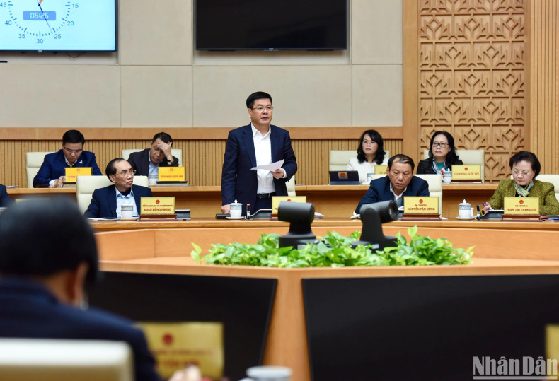 工贸部部长阮鸿延发表讲话。