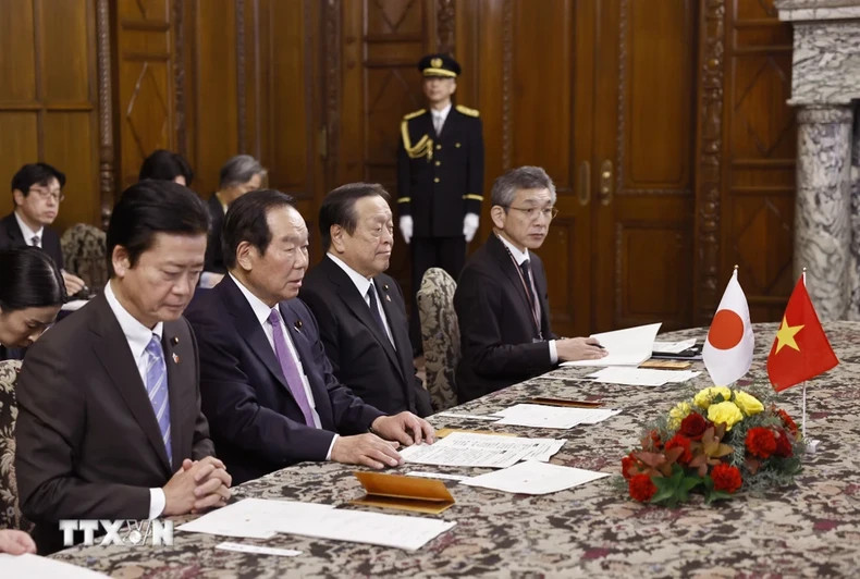 日本众议院议长额贺福志郎发表讲话。