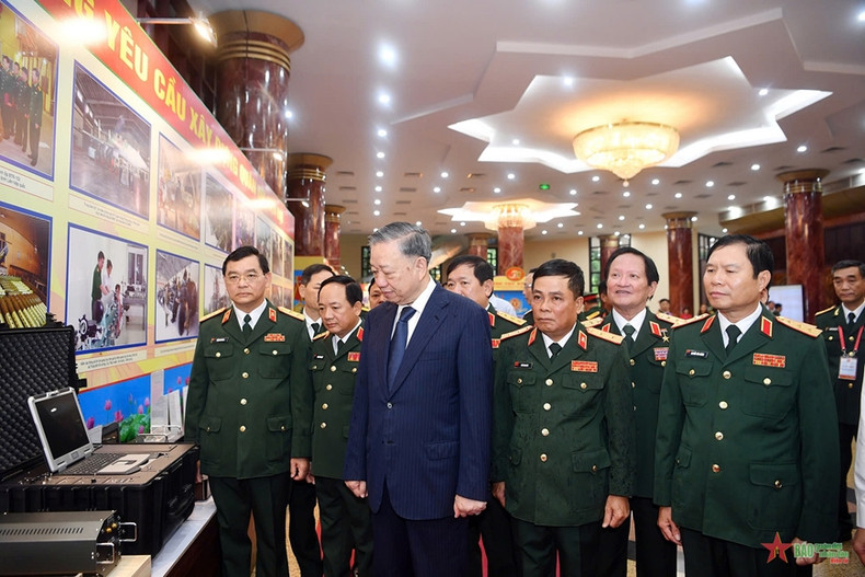 苏林总书记、国家主席参观国防部技术总局的物质技术及科研产品展示区。 苏林总书记、国家主席参观国防部技术总局的物质技术及科研产品展示区。