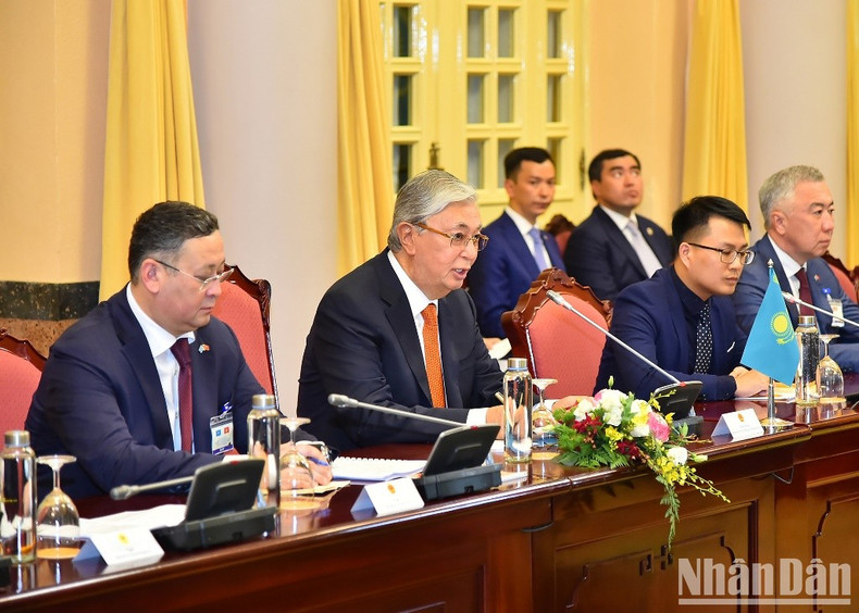 哈萨克斯坦总统卡瑟姆若马尔特·托卡耶夫在会谈上发表讲话。