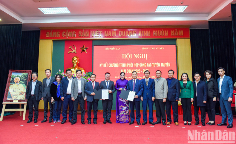 各位代表出席合作计划签署仪式。 各位代表出席合作计划签署仪式。