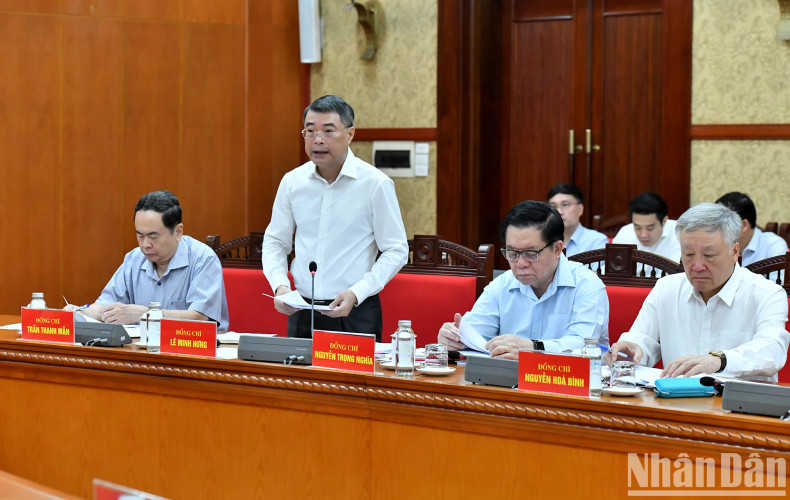 越共中央政治局委员、中央书记处书记、中央组织部部长黎明兴发表讲话。