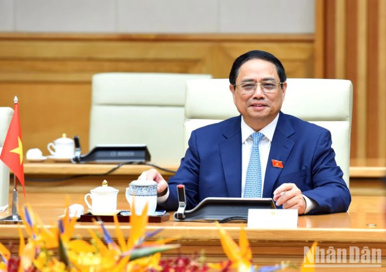 越南政府总理范明正在会见中发表讲话。