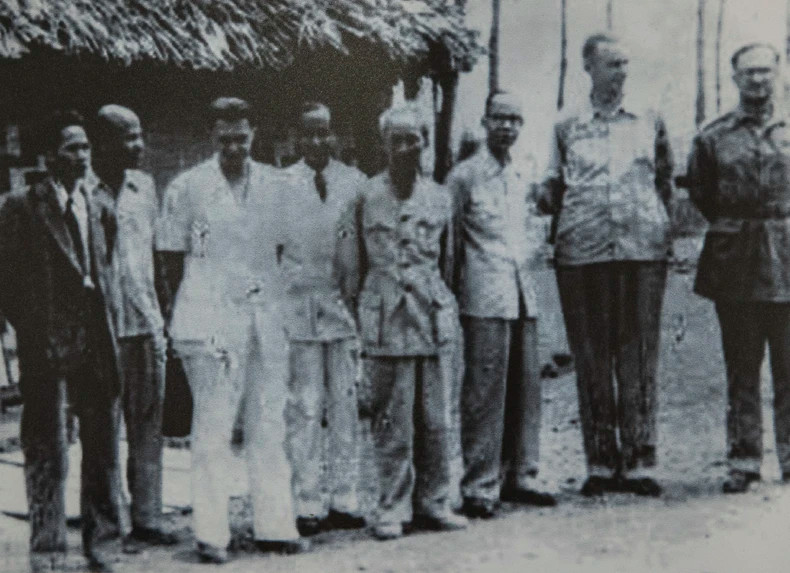 在中嘉的胡志明主席,越南政府副总理兼代理外交部长范文同,武元甲大将和国际管制与监督委员会。 在中嘉的胡志明主席,越南政府副总理兼代理外交部长范文同,武元甲大将和国际管制与监督委员会。