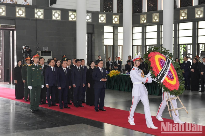 高平省代表团吊唁阮富仲总书记逝世。