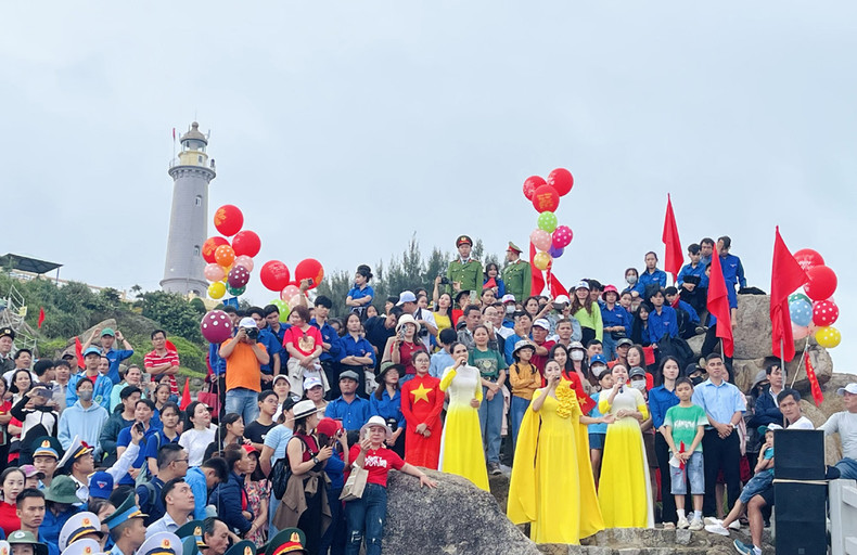 文艺节目。（图片来源：baophuyen.vn）