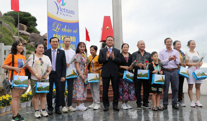 富安省领导向首批游客赠送礼物。（baophuyen.vn）
