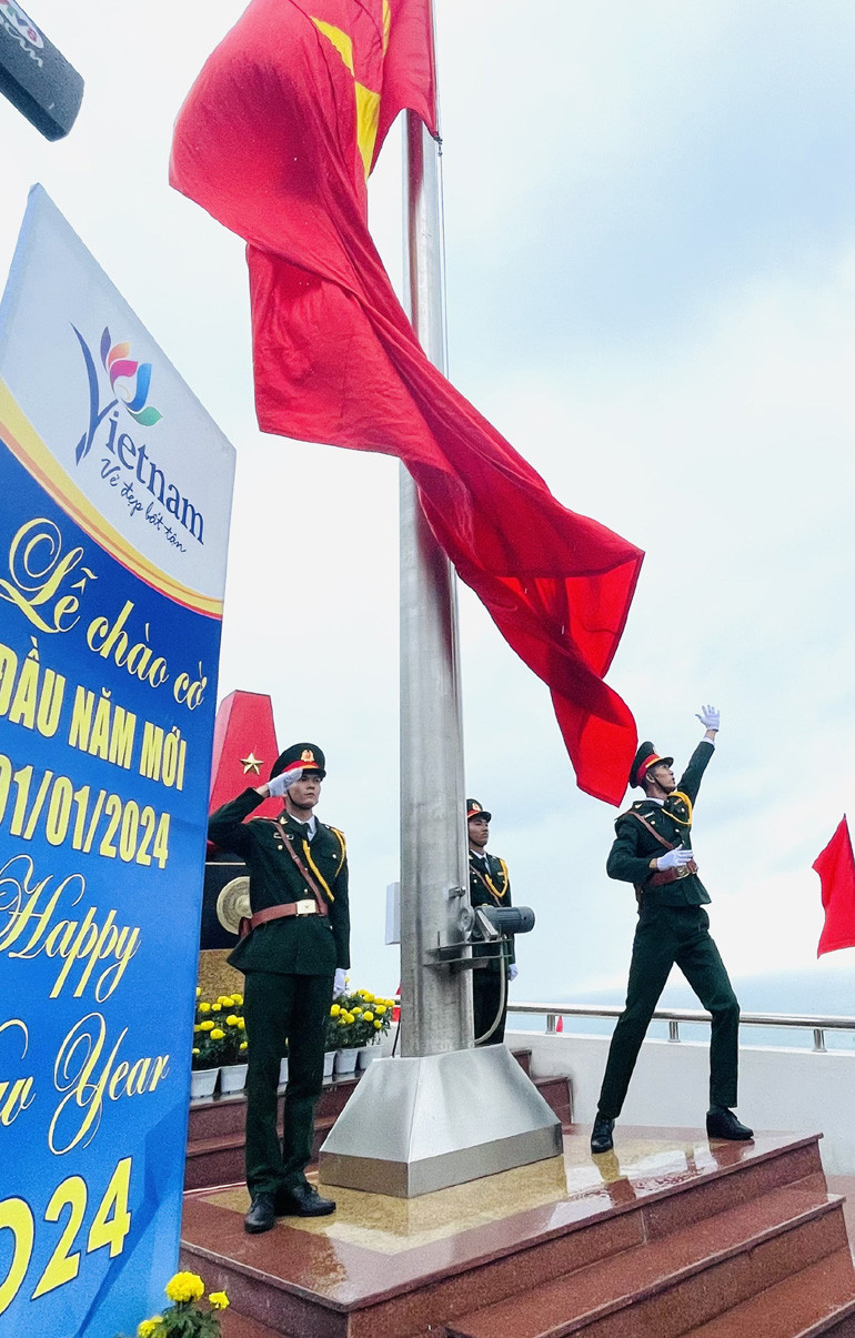 富安省举行新年升旗仪式。（图片来源：baophuyen.vn）