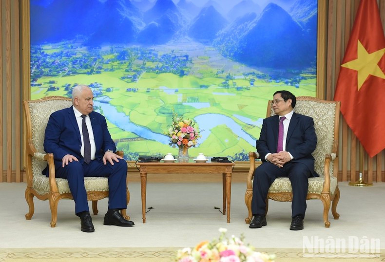 越南政府总理范明正欢迎巴勒斯坦内政部长Ziad Hab Al-Reeh。