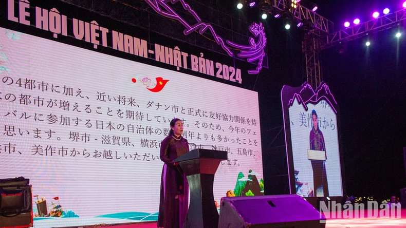 岘港市人民委员会副主席阮氏英诗发表讲话。