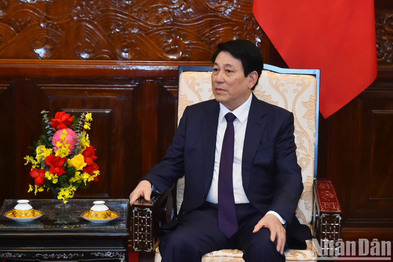 国家主席梁强发表讲话。