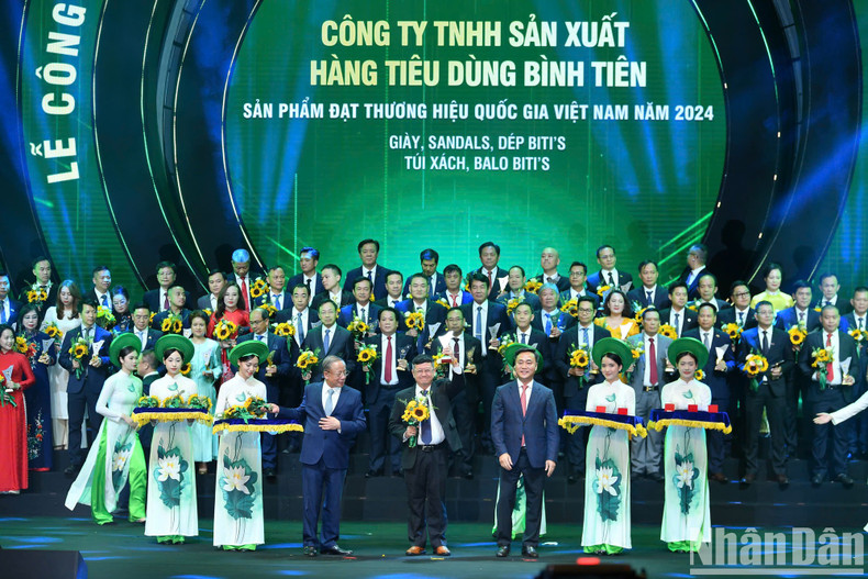 获得2024年“国家品牌”产品的企业代表。 获得2024年“国家品牌”产品的企业代表。