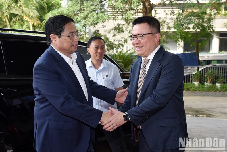 越共中央委员、越南《人民报》社总编辑、中央宣教部副部长、越南新闻工作者协会主席黎国明迎接政府总理范明正。