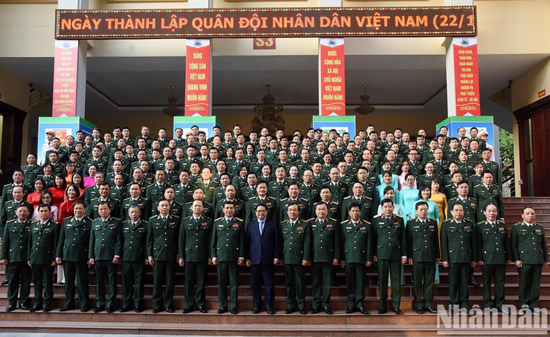 越南政府总理同边防部队司令部干部拍纪念照。 越南政府总理同边防部队司令部干部拍纪念照。