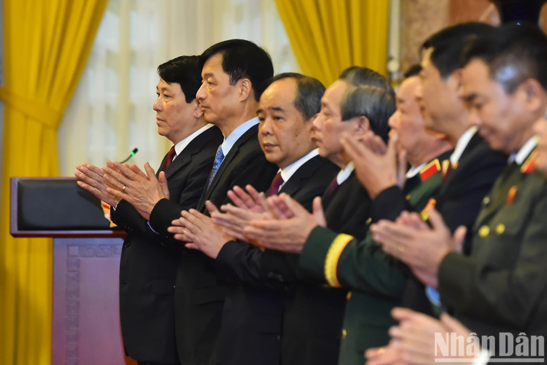 国家主席梁强和各位代表出席仪式。