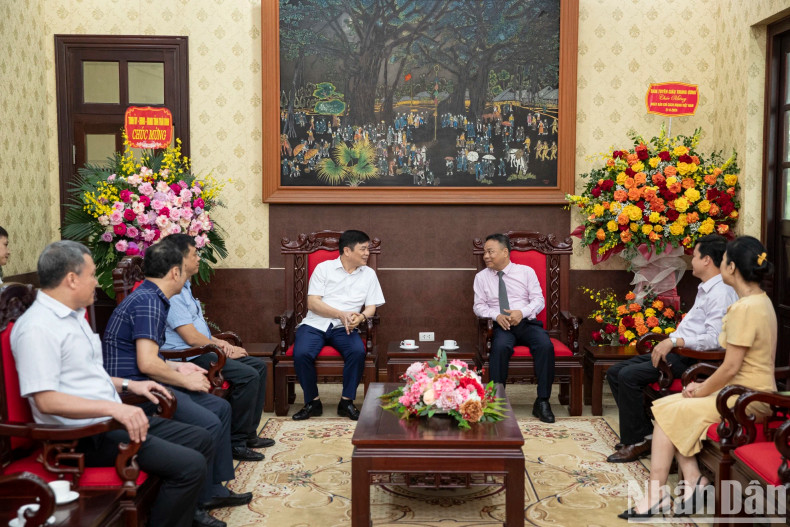 《人民报》社副总编辑丁如欢会见太平省人民委员会副主席范文严。 《人民报》社副总编辑丁如欢会见太平省人民委员会副主席范文严。